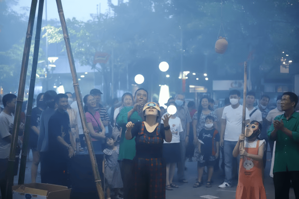 Đập niêu là một trong những trò chơi dân gian thu hút đông đảo du khách